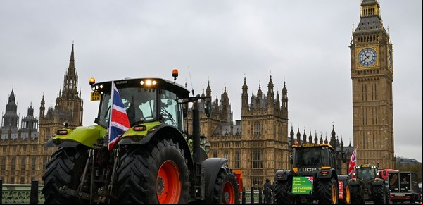 Los agricultores británicos llenan de tractores el centro de Londres contra los impuestos que amplió el gobierno laborista