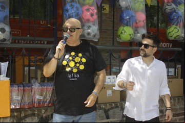 Con su programa de radio juntan donaciones para ayudar a los que menos tienen