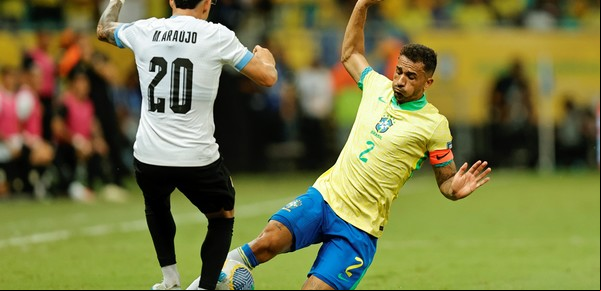 Brasil y Uruguay empataron con dos golazos en una ráfaga de siete minutos y jugaron para la Argentina que se escapa en las Eliminatorias