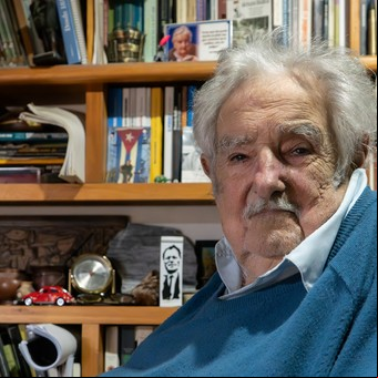 La última entrevista de Pepe Mujica con Clarín, entre su alejamiento de la izquierda y el encuentro con una robot en Japón