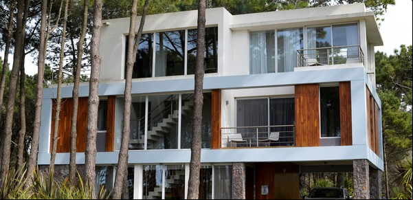 Entre el bosque y el mar, la decoración que es tendencia para una casa de veraneo