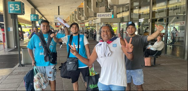 Los hinchas de Racing llevan su ilusión en "la caravana de la fe": cómo es el viaje en ómnibus desde Buenos Aires hasta Asunción