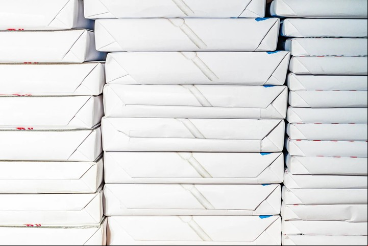 Detalle de algunas de las portadas de Cita a ciegas con un libro, mostradas de lado. Foto: Emma Rose Milligan para The New York Times.