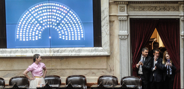 Con nuevas promesas a los dialoguistas, el oficialismo volvió a frustrar la sesión de Diputados para voltear el DNU de canje de deuda