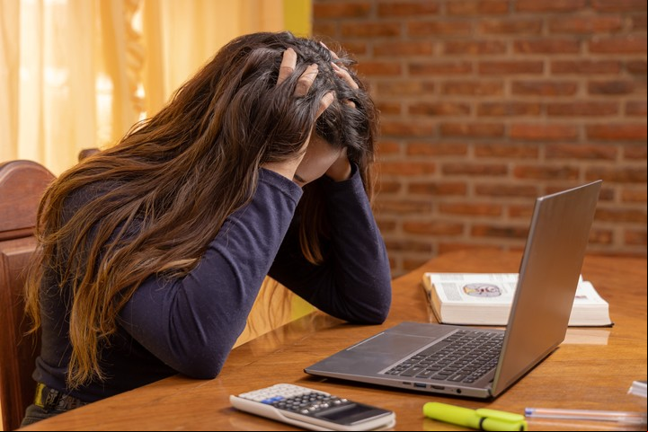 Muchas personas sufren estrés a fin de año. Foto: ilustración Shutterstock.