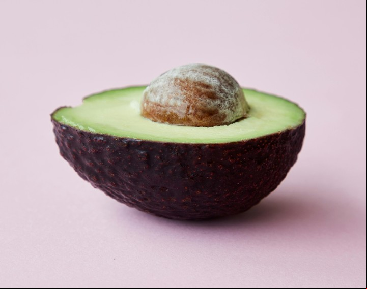 Qué tener presente al germinar una planta de palta desde su carozo. Foto: Pexels.