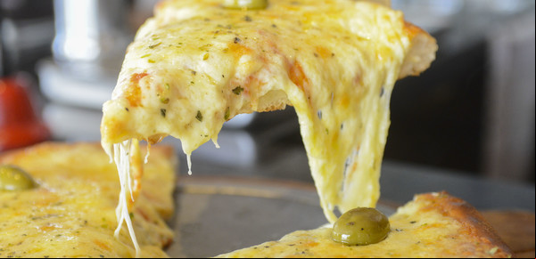 Un nuevo libro abre el debate sobre el origen de la pizza porteña y los fideos con tuco 