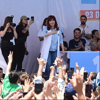 Desvelada por su condena, Cristina embiste para negociar impunidad y siembra dudas sobre el gobierno