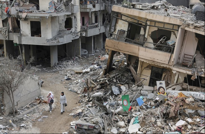 Mujeres camian por suburbios de Beirut arrasados por Israel. Foto: Reuters