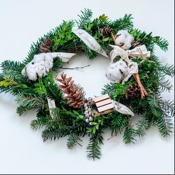 No solo va en la puerta: 10 lugares creativos y originales para colgar la corona de Navidad