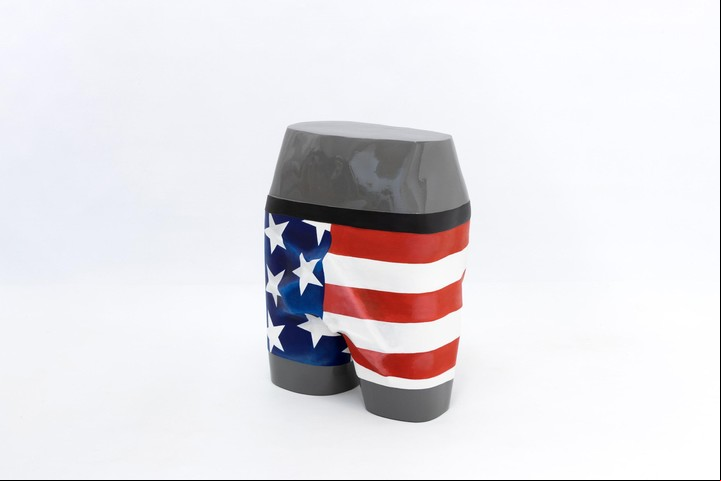 Obra de la serie American Express, de Alfredo Dufour, que reúne comentarios sobre las influencias de la cultura estadounidense. En galería Constitución.