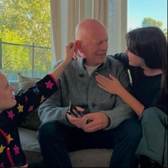 Las hijas de Bruce Willis compartieron una emotiva nueva foto junto al actor 