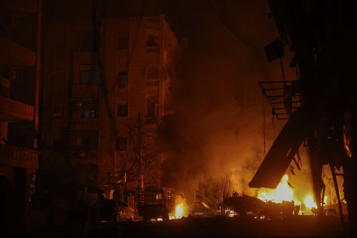 Autos en llamas tras un bombardeo contra rebeldes en Aleppo, Siria, este viernes. Foto: AP