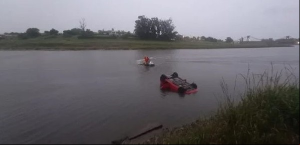 Volvían de un casamiento, discutieron y el auto cayó al río Quequén: ella murió ahogada y él quedó detenido