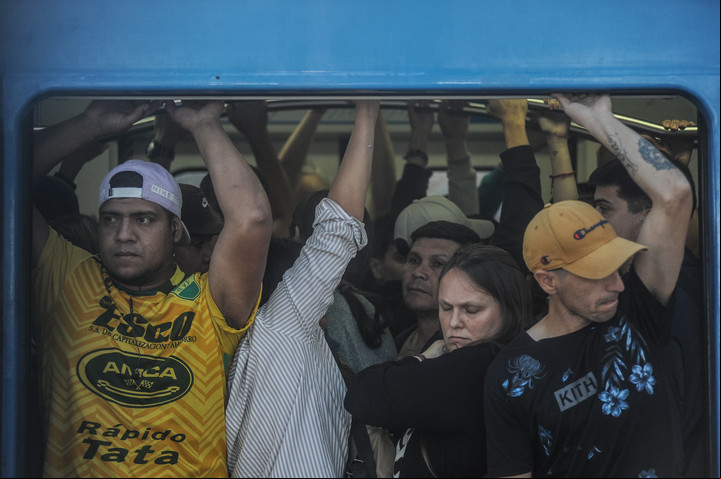 Trenes repletos durante la medida gremial de este lunes en la estación Constitución. Foto Federico Lopez Claro.