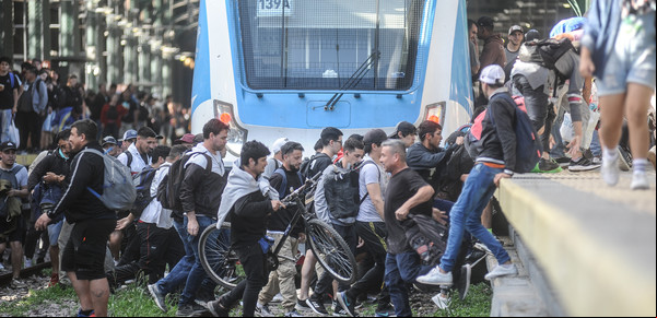 Pasajeros en las vías por una medida de fuerza 
que provoca demoras y cancelaciones en los trenes del AMBA y se extiende hasta el martes al mediodía