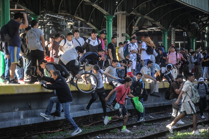 s cruzando las vías en la estación Constitución. Foto Federico Lopez Claro.