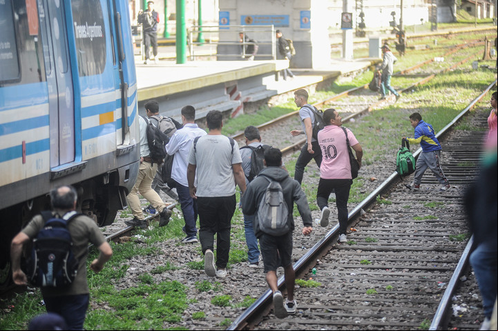 s caminando por las vías en la estación Constitución ante la medida gremial. Foto Federico Lopez Claro.