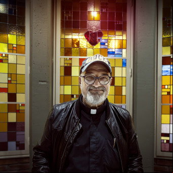 La vida poco convencional del Padre César, el más rockero de la Iglesia: amigo del Papa, Pity Alvarez, Juanse y Rolo Sartorio
