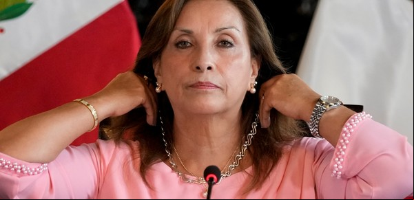 Polémica en Perú por una cirugía en la nariz de la presidenta: aseguran que se la hizo a escondidas sin avisar al Parlamento