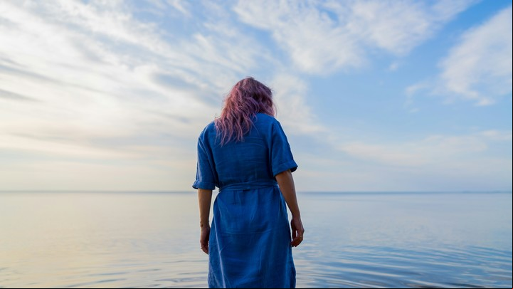 Las personas que visten de azul suelen ser percibidas como confiables y profesionales.
Foto: Unsplash