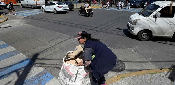 Después de alcanzar un pico de 54,9% en marzo, la pobreza bajó a 49.9% al final de septiembre