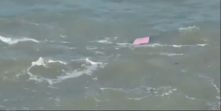Su colchoneta rosa de yoga, en medio de la tempestad.