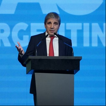 Luis Caputo defendió la ausencia del Presupuesto 2025 en el temario de sesiones extraordinarias: "No vale la pena"