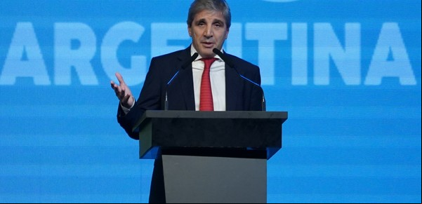 Luis Caputo, contra los gobernadores que reclaman bajar retenciones: "No necesitamos que nos recuerden que vinimos a sacar impuestos"