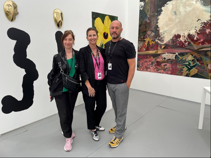Veronica romano, Marcela Mayorga y Hernan Salamanco en el stand de Tramo en Untitled. Foto: gentileza.
