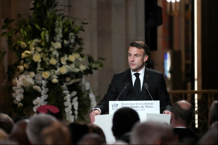 El presidente Emmanuel Macron, en su discurso este sábado en la catedral de Notre Dame. Foto: EFE
