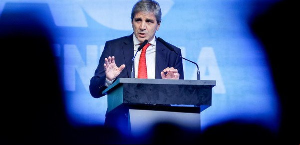 Que aparezcan los pesos sin que el dólar se dispare: la jugada de Caputo para un diciembre distinto