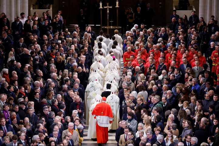 La histórica ceremonia de la reapertura de la catedral de Notre Dame, en París, este sábado. Foto: AP