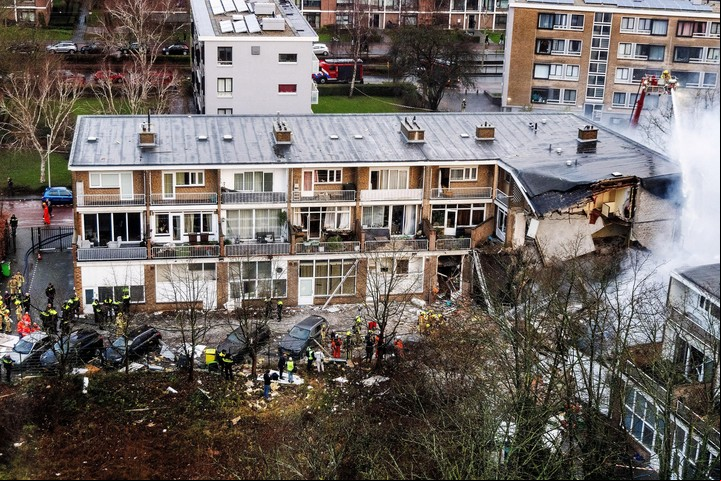 Servicios de emergencia trabajan en busca de personas atrapadas en el edificio que se derrumbó tras explosiones en La Haya. Foto EFE