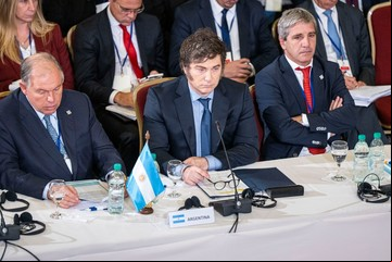 Política exterior: ¿diplomáticos o agregados?