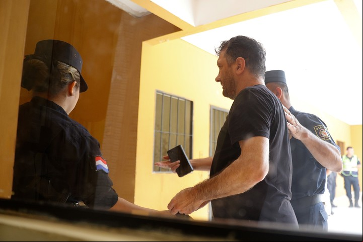 El senador argentino Edgardo Kueider es trasladado por agentes de la Policía Nacional Paraguay. Foto EFE/ Juan Pablo Pino.