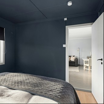 ¿Por qué cerramos la puerta para dormir? La psicología revela esta necesidad
