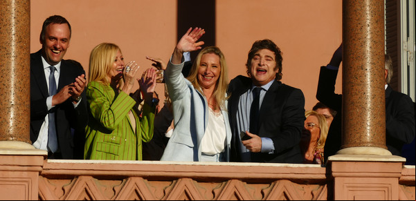 Javier Milei saludó desde el balcón de Casa Rosada con todo el gabinete y Yuyito González