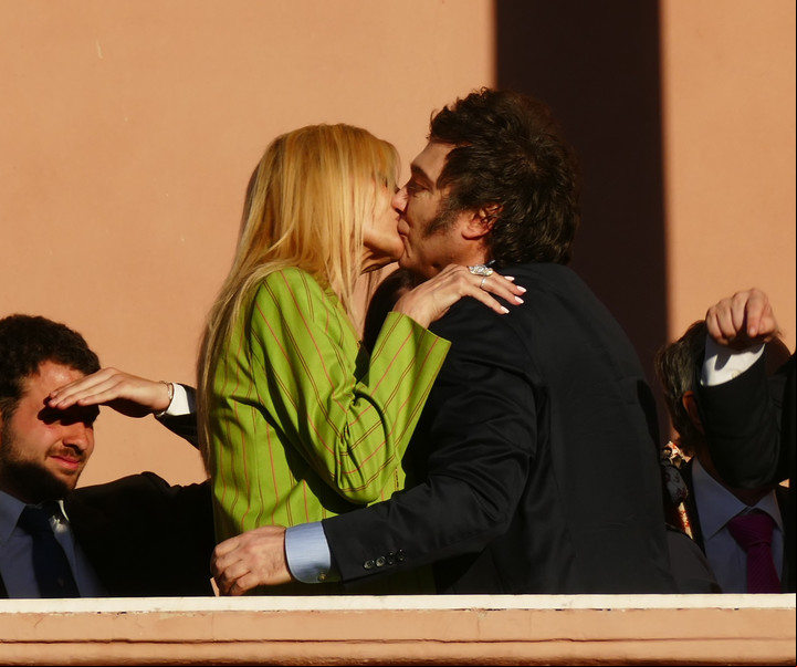 Beso de Javier Milei a su pareja "Yuyito" González, en el balcón de la Rosada. Foto Marcelo Carroll