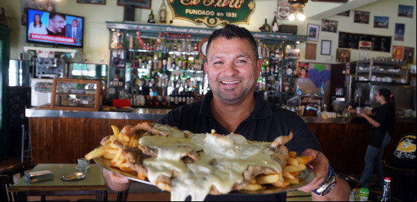 En Parque Chas, bodegón tanguero de 94 años: milanesa XL y fideos hechos a mano, abundantes y a muy buen precio