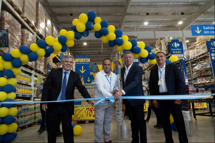 Néstor Sist, Codirector Ejecutivo, realiza el corte de cinta en Carrefour Maxi Chivilcoy, en presencia de  autoridades locales y directivos de la compañía.