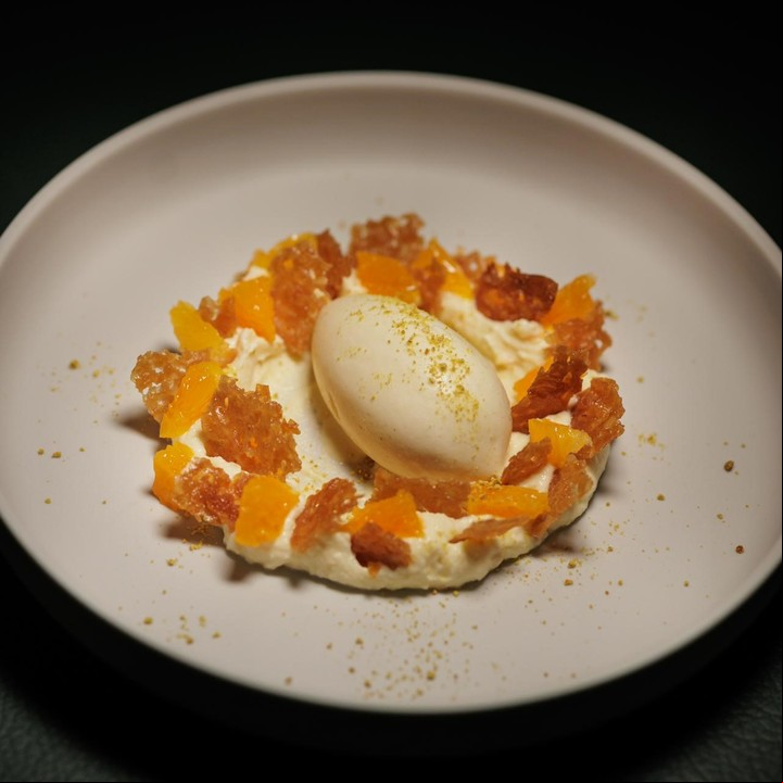Ricota batida y helado de manzanilla y mandarina en Ultramarinos.