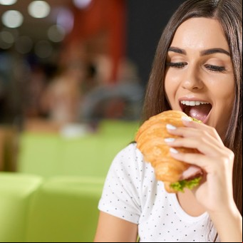 En zona oeste, un bar temático de películas de los 90 conquista con su famosa "burgerluna"