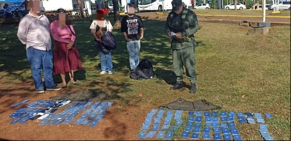 Descubrieron a dos personas con 120 celulares debajo de la ropa: los llevaban envueltos en film y dentro de chalecos con bolsillos