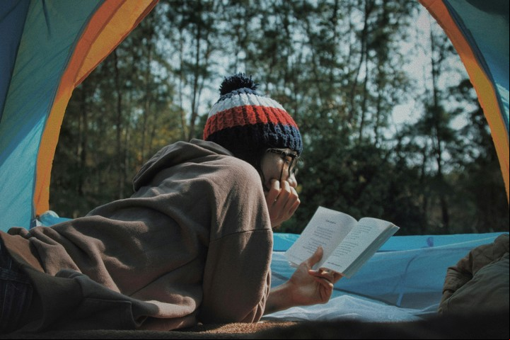 Encontrar espacios para desconectar y socializar es clave para ser feliz, según la psicología. Foto: Unsplash.