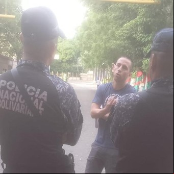 Ahora el régimen de Maduro asegura que el gendarme detenido en Venezuela tenía un plan para sacar a los opositores que están en la embajada argentina