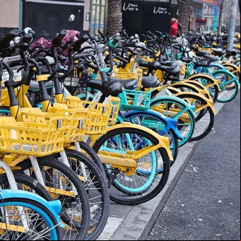 Celeste, amarillo y verde: el sistema de bicis chino que cambió para siempre la experiencia de viajar
