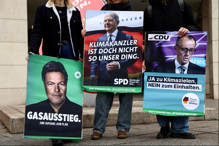 Posters con las imágenes del canciller alemán Olaf Scholz, su ministro de Economía Robert Habeck, y el líder de la CDU, Friedrich Merz, durante una protesta en Berlín, este martes. Foto: REUTERS