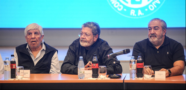 Con el decreto de baja en los aportes patronales, el Gobierno puso en alerta a la CGT: hablan de un operativo "cerrojo" a Sturzenegger