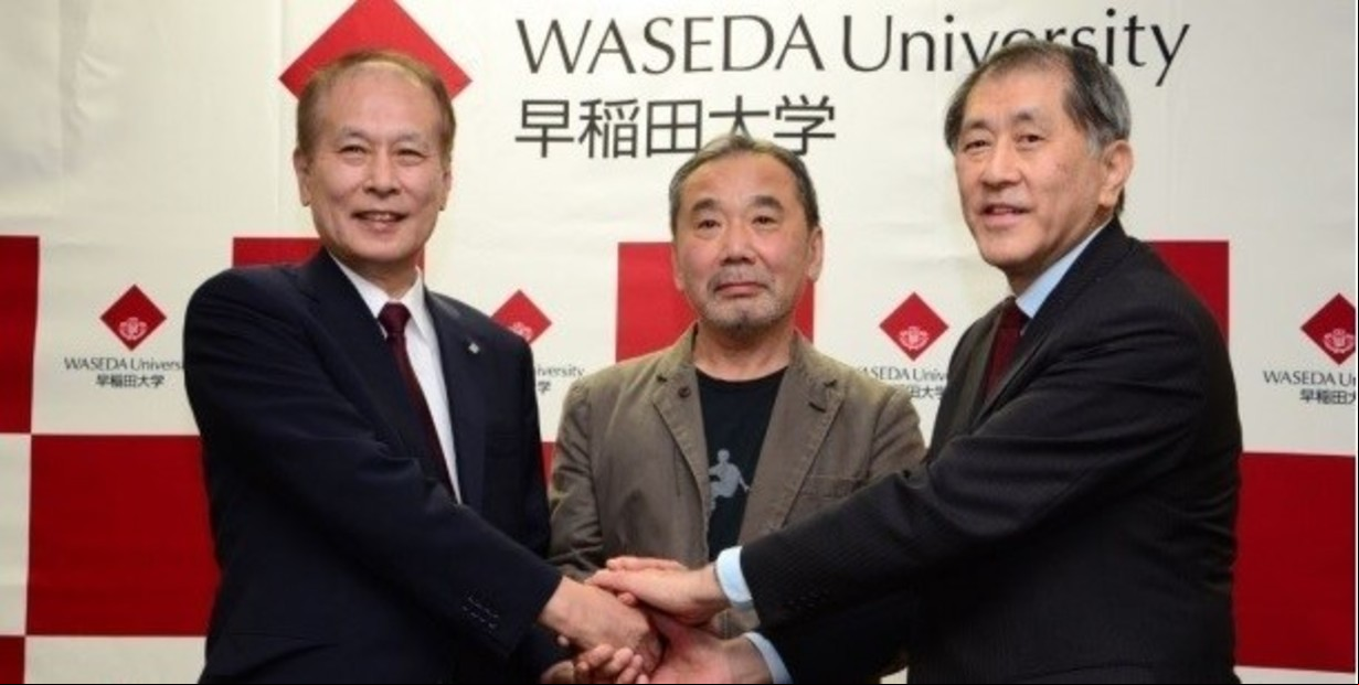 La confesión de Murakami al recibir título honorífico de su universidad: "Fuí un pésimo estudiante"